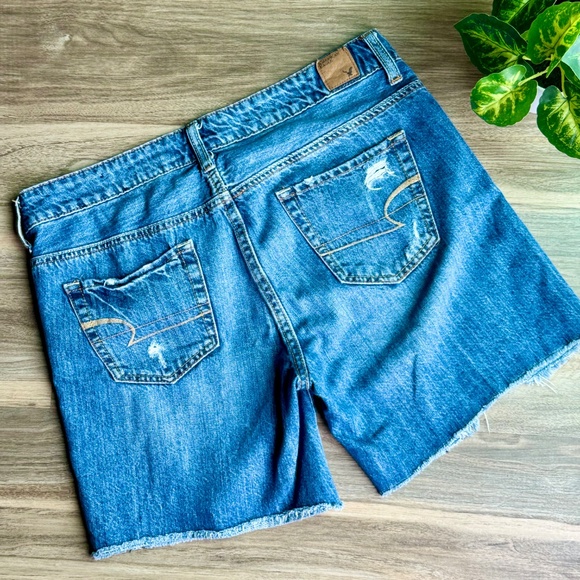 American Eagle Mid-rise fit Distressed Denim Medium Wash Cutoff Shorts Size 8 - Picture 13 of 13